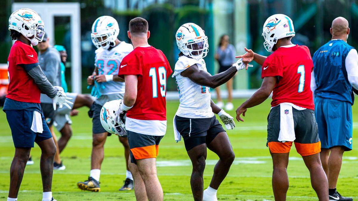 El quarterback de los Dolphins Tua Tagovailoa (1) y el wide receiver Tyreek Hill (10) participan en una práctica del equipo, el 1ro de junio de 2022 en Miami Gardens, Florida.
