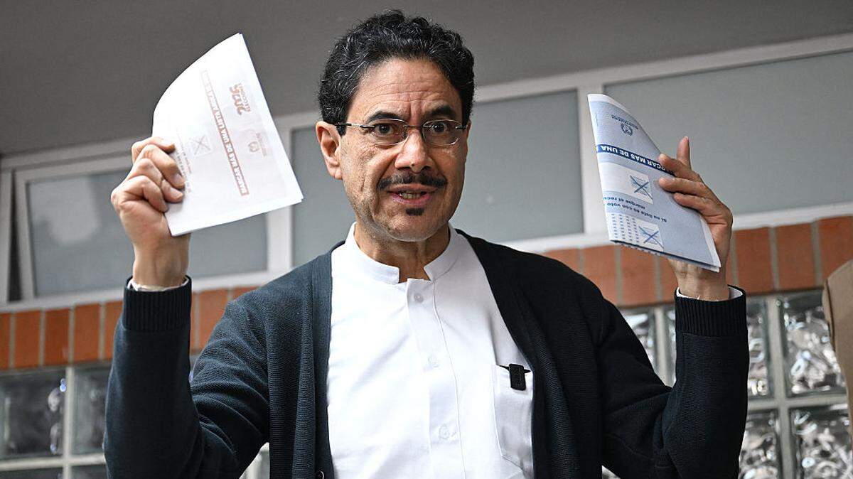 El candidato por el partido gobernante Pacto Histórico, Iván Cepeda, emite su voto en un centro electoral durante las elecciones presidenciales en Colombia, el 31 de mayo de 2026 en Bogotá. 