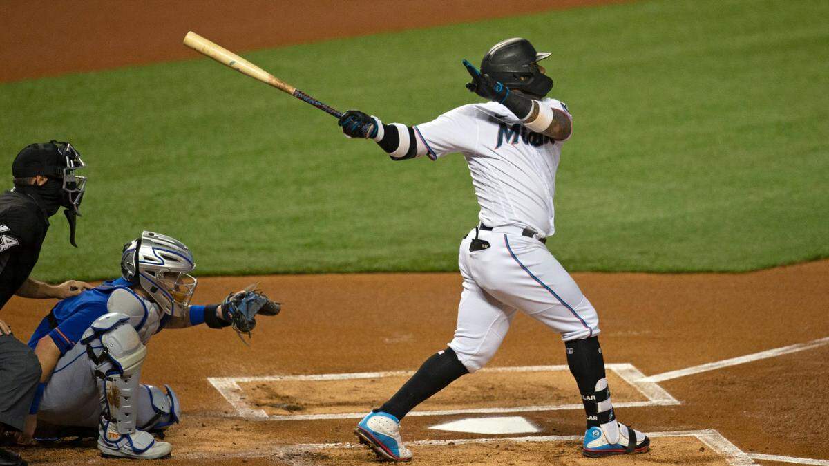 El torpdero de los Marlins Jonathan Villar batea un hit en el primer inning del partido ante los Mets de Nueva York, el 18 de agosto de 2020 en Miami.