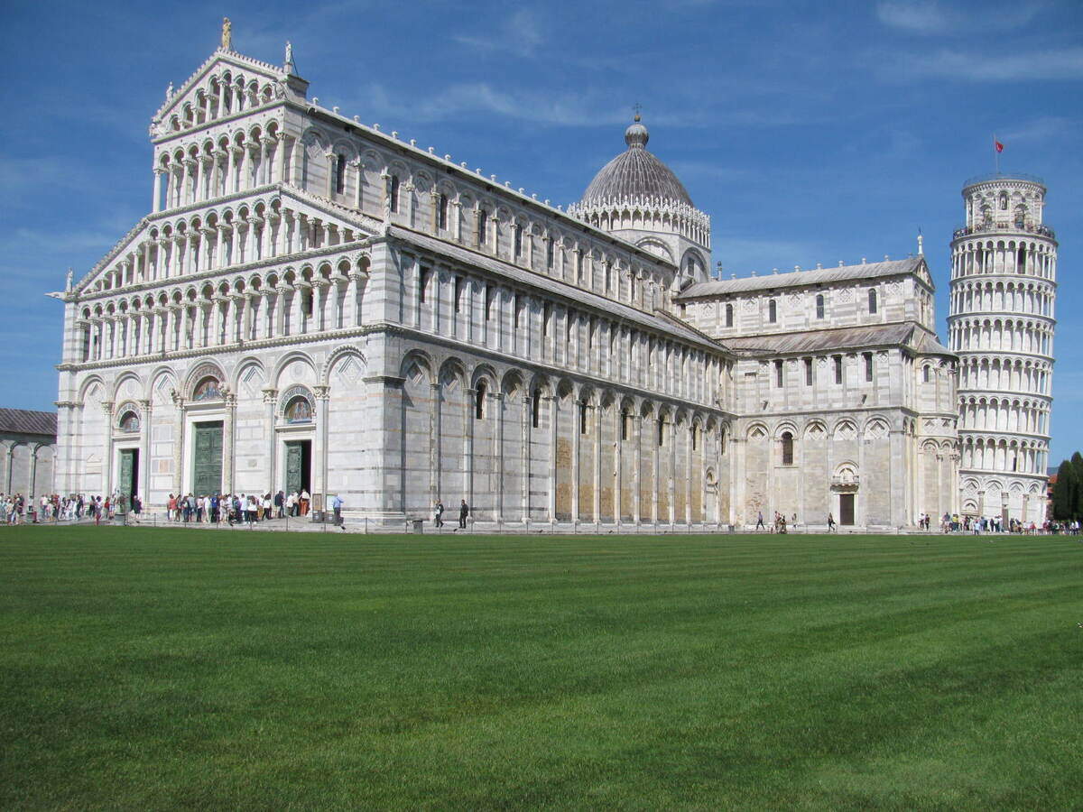La Torre de Pisa, “todavía inclinada”&nbsp; rodeada por la Catedral y el Bautisterio.