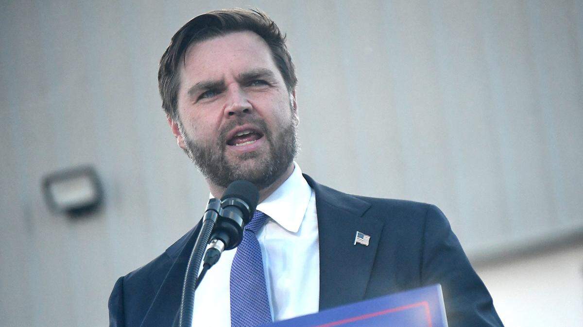 El candidato republicano a la vicepresidencia JD Vance da un discurso durante un acto de campaña en Wilmington, Carolina del Norte, el miércoles 16 de octubre de 2024.