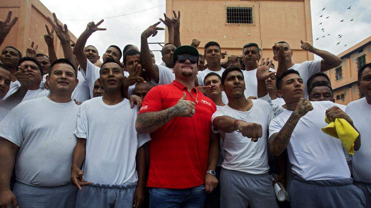 Un grupo de reos posa con el boxeador mexicano Andy Ruiz (centro) durante un torneo de boxeo celebrado al interior del penal del Topo chico este miércoles 11 de septiembre de 2019 en la ciudad de Monterrey, México.