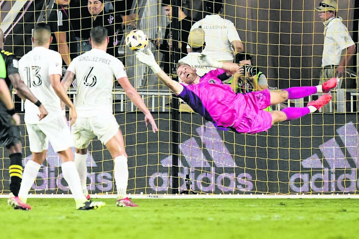 El portero del Inter de Miami, Nick Marsman, desvia un gran disparo del Columbus Crew, el sábado 11 de septiembre de 2021, en Fort Lauderdale, Florida.