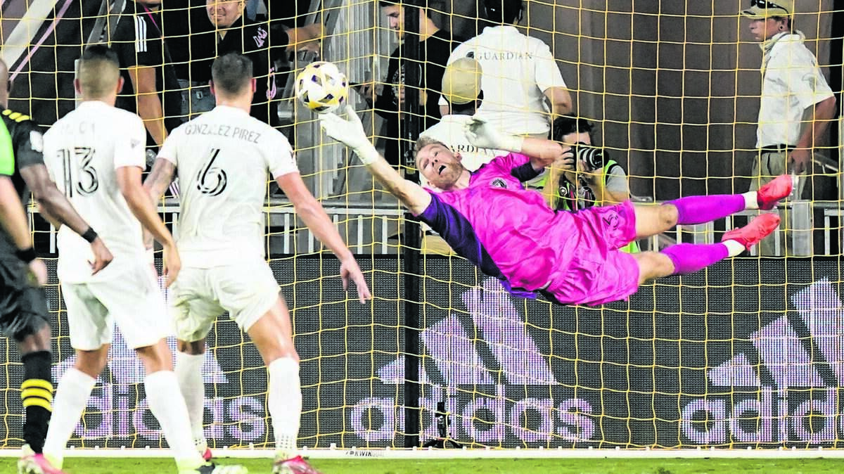 El portero del Inter de Miami, Nick Marsman, desvia un gran disparo del Columbus Crew, el sábado 11 de septiembre de 2021, en Fort Lauderdale, Florida.