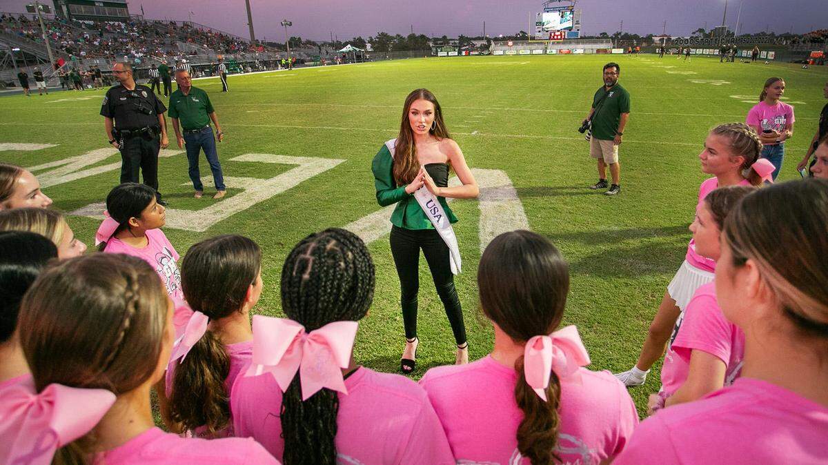 Miss USA 2023 Noelia Voigt en un juego deportivo en su ciudad natal de Sarasota, Florida.