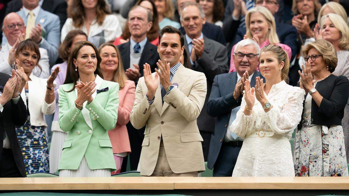 Roger Federer recibió una ovación de pie que duró un minuto y medio por parte de los espectadores, entre ellos la princesa Catalina, al entrar al palco real de la Cancha Central, para ser agasajado durante una breve ceremonia por su carrera y su récord de ocho campeonatos de sencillos en Wimbledon.