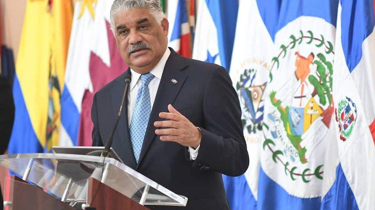 El ministro de relaciones exteriores de República Dominicana, Miguel Vargas, ha negado en reiteradas ocasiones que el territorio de su país sea utilizado para una eventual invasión a Venezuela.