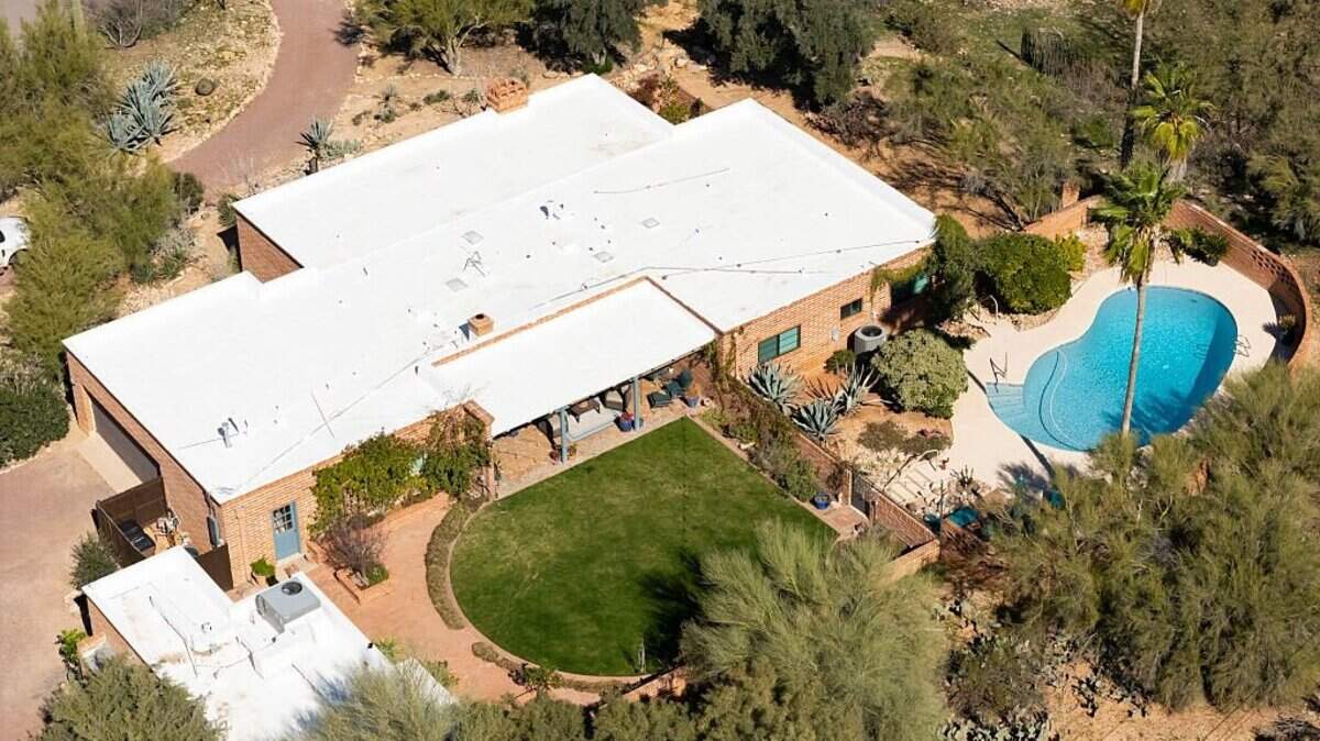 Vista aérea de la casa de Nancy Guthrie en Tucson, Arizona. La madre de 84 años de la periodista y presentadora de televisión estadounidense Savannah Guthrie que desapareció de su domicilio en la madrugada del domingo 1 de febrero.