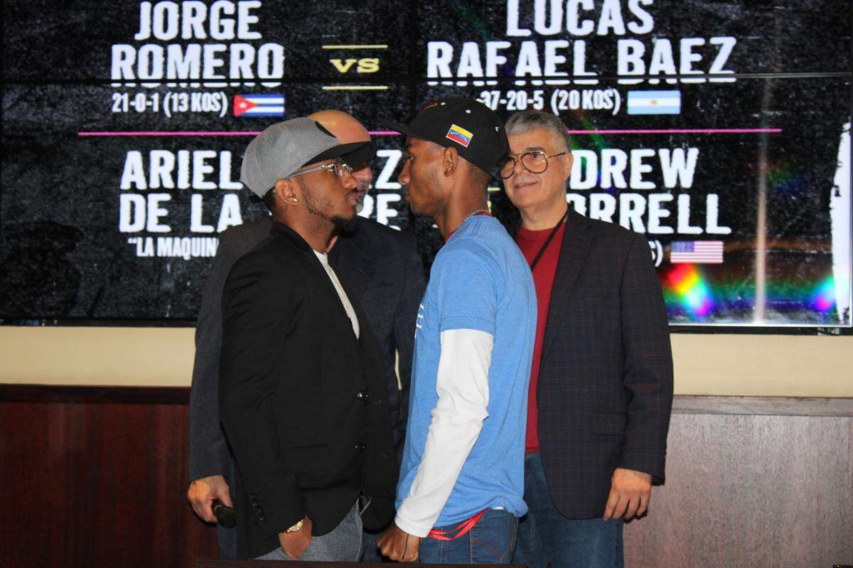 Joahnys Argilagos (izq.) y Michell Banquez en el cara a cara para la pelea del 28 de enero en Hialeah, mientras el promotor Luis de Cubas los contempla.