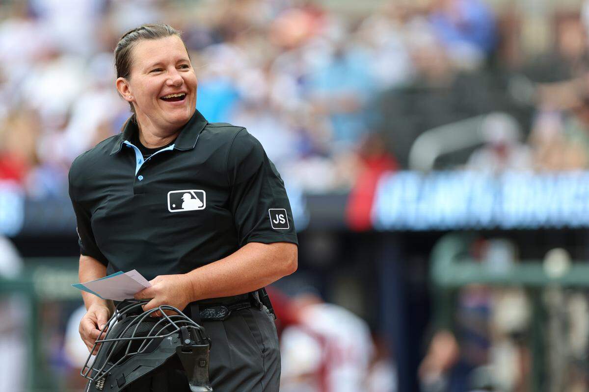 La árbitra Jen Pawol trabajó en home por primera vez en el partido entre los Marlins y los Bravos, celebrado el 10 de agosto de 2025 en Atlanta.