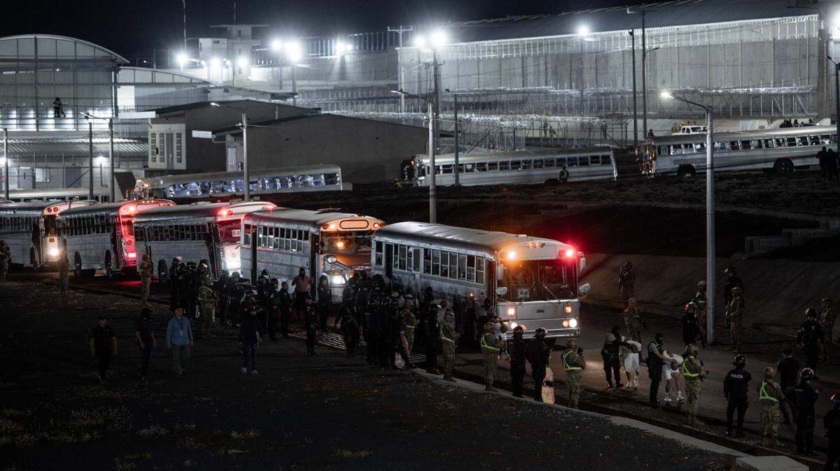Inmigrantes deportados por Estados Unidos llegan en autobuses a la cárcel de máxima seguridad Centro de Confinamiento del Terrorismo (Cecot) en Tecoluca, El Salvador, el 19 de marzo de 2025. De acuerdo a EEUU, la mayoría de los deportados eran miembros de la pandilla de origen venezolana Tren de Aragua. 