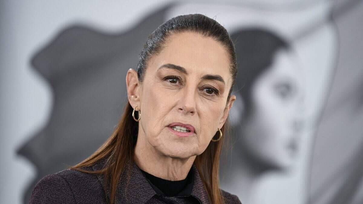 La presidenta de México, Claudia Sheinbaum, habla durante su conferencia de prensa diaria en el Hospital Oncológico de la Mujer en Ciudad de México, el 9 de marzo de 2026.