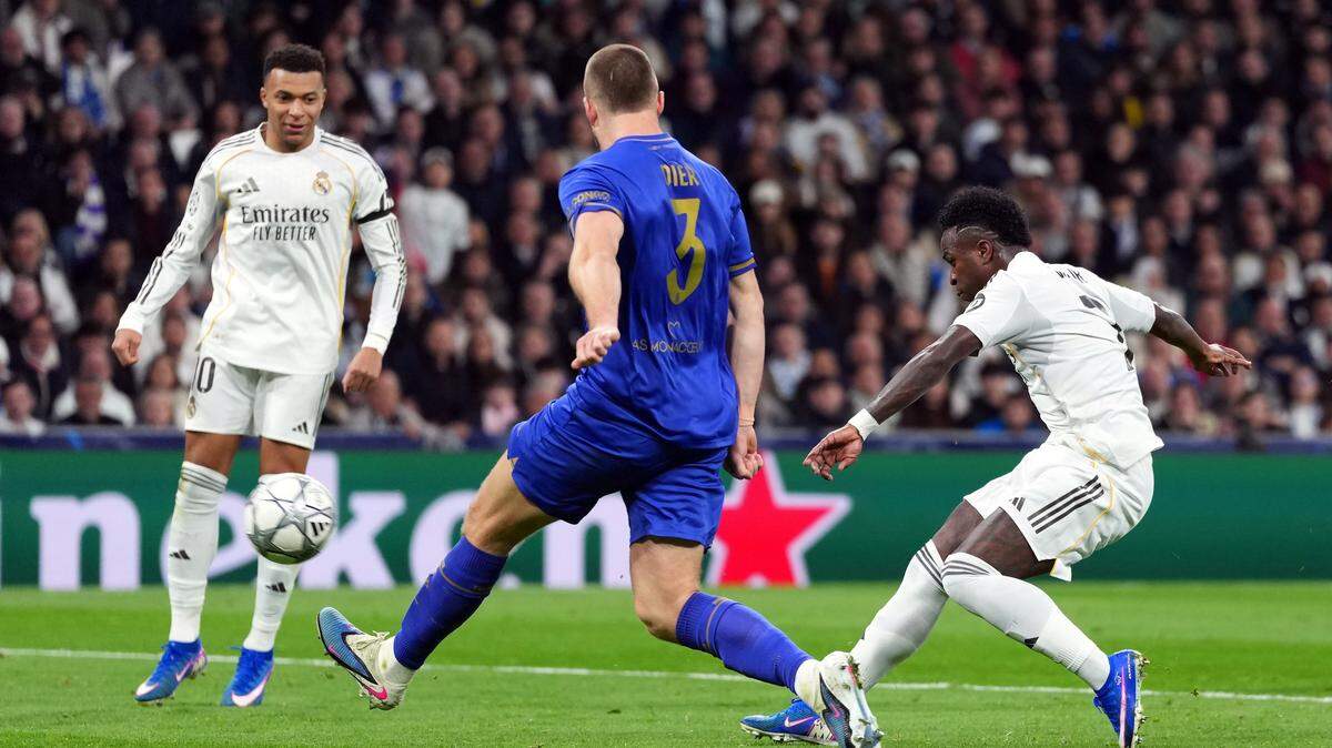 El delantero del Real Madrid Vinicius Junior (der.) anota el quinto gol de su equipo durante el partido de la Liga de Campeones ante el Mónaco, celebrado el 20 de enero de 2026 en el Estadio Santiago Bernabéu en Madrid, España.