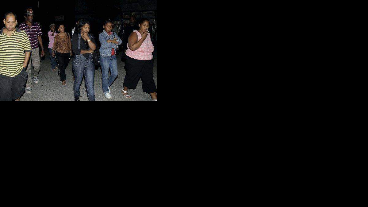 Familiares y amigos de los fallecidos en el accidente del avión de Aerocaribean esperan noticias sobre la identificación de las víctimas, el sábado, en las afueras del Instituto de Medicina Legal en La Habana.