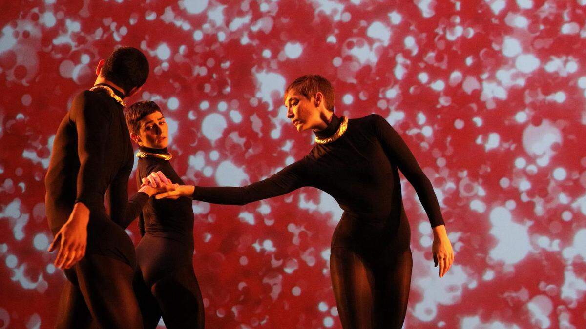 Isaiah González (de espaldas), Meredith Barton y Amy Trieger en “Abracadabra” de Brigid Baker. 