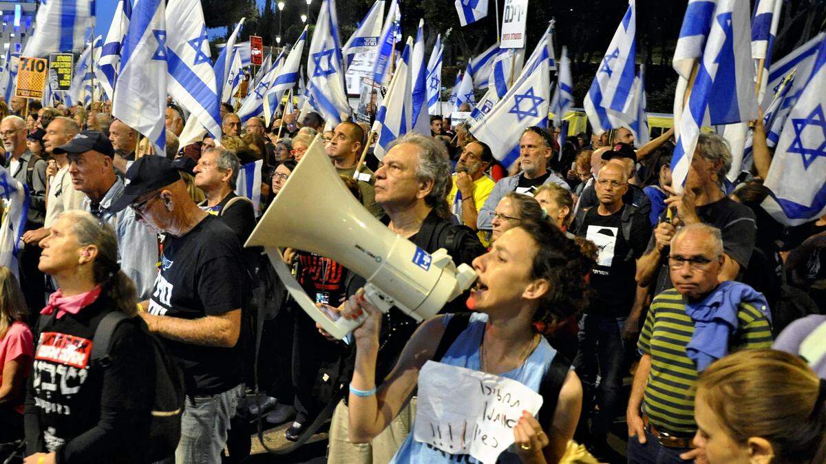Por cuatro días consecutivos, miles de personas han protesta en Israel en contra del primer ministro Benjamin Netanyahu y exigen la realización de nuevas elecciones. Esta imagen muestra la protesta del domingo 31 de marzo de 2024 frente al Knesset, al parlamento israelí, en Jerusalén.