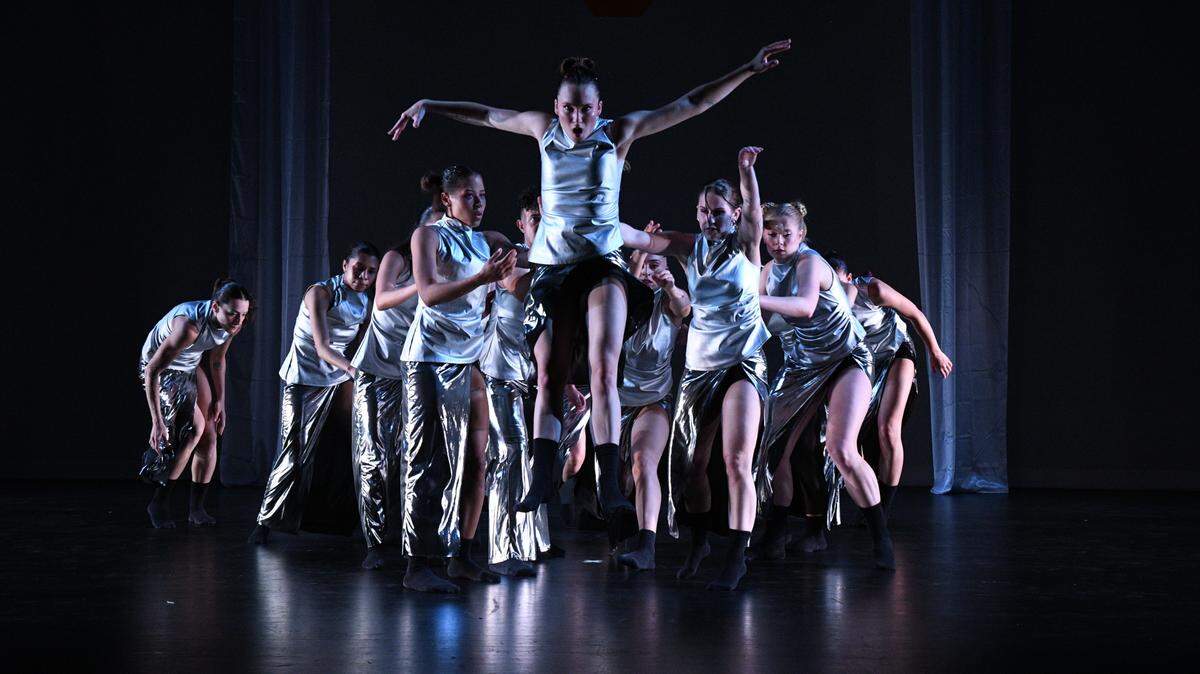  Brianna Campbell (en el centro) y los bailarines de STYX The Company en “See the Light”, coreografía de Brianna Campbell y Mika Santo. 