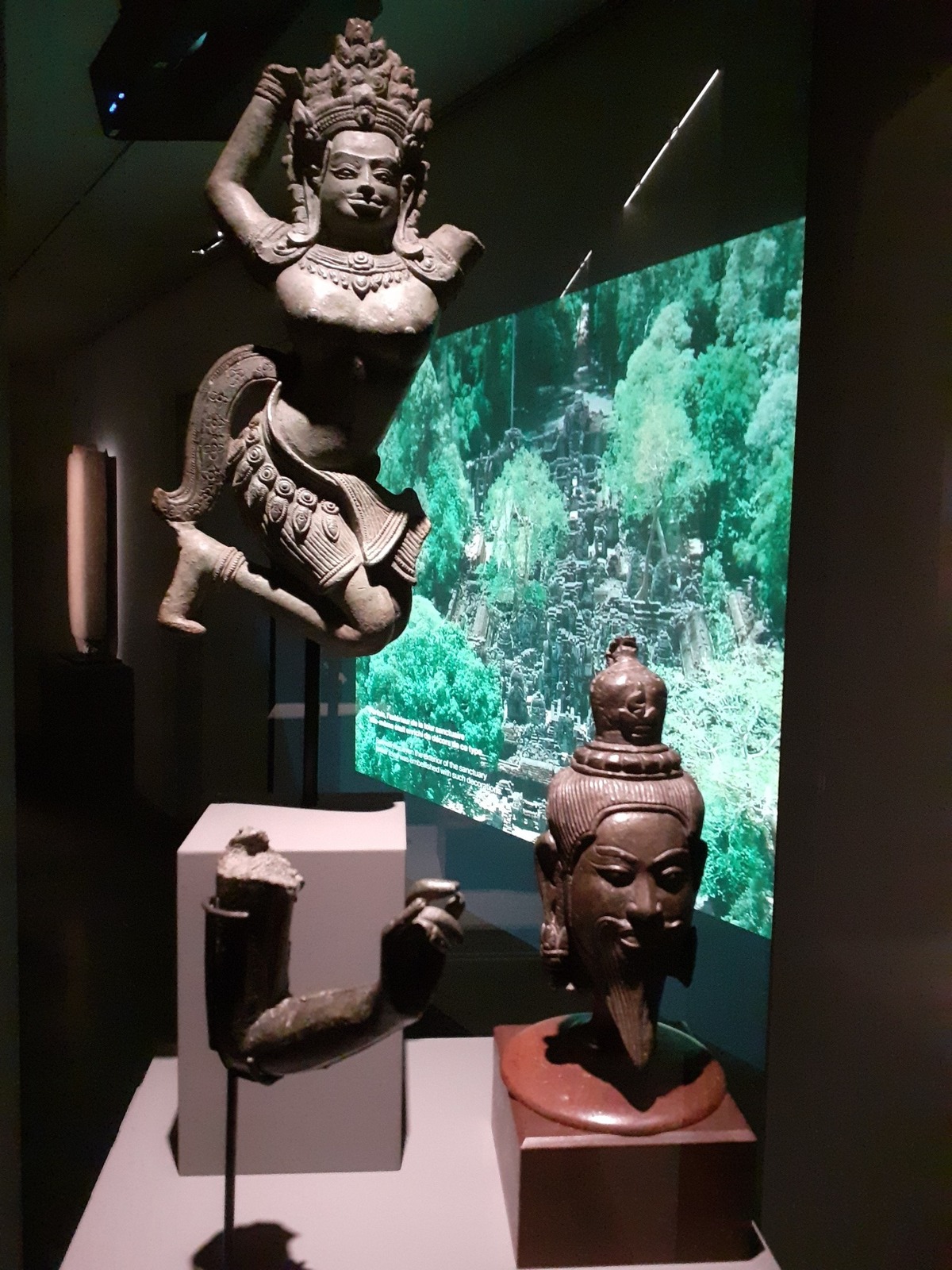 Exhibición de piezas Jemer.