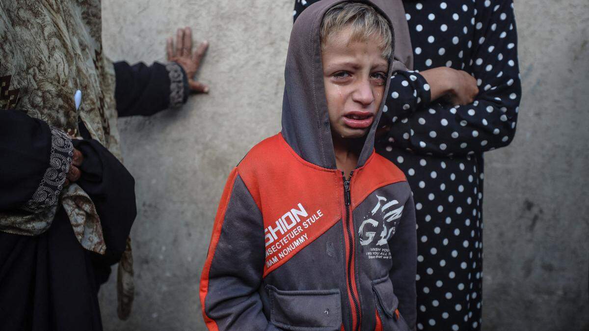 Dolientes reaccionan durante el funeral de palestinos fallecidos en un ataque israelí en el Hospital Mártires de Al-Aqsa, en Deir Al-Balah, en el centro de la Franja de Gaza, el 21 de noviembre de 2024.