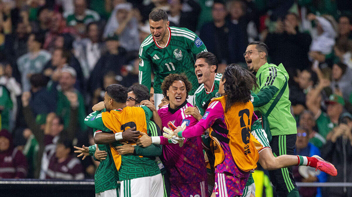 Los jugadores de México celebran el gol de Julián Quiñones ante Ecuador, en el partido de 16avos de final de la Copa Mundial efectuado el 30 de junio de 2026 en el Estadio de México, en Ciudad de México.