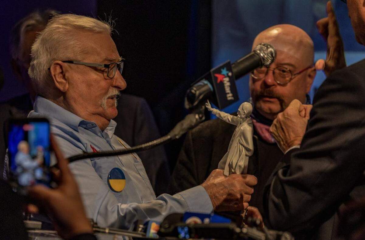 Lech Walesa recibe una escultura del apóstol cubano José Martí, obra del artista Andy Portuondo.