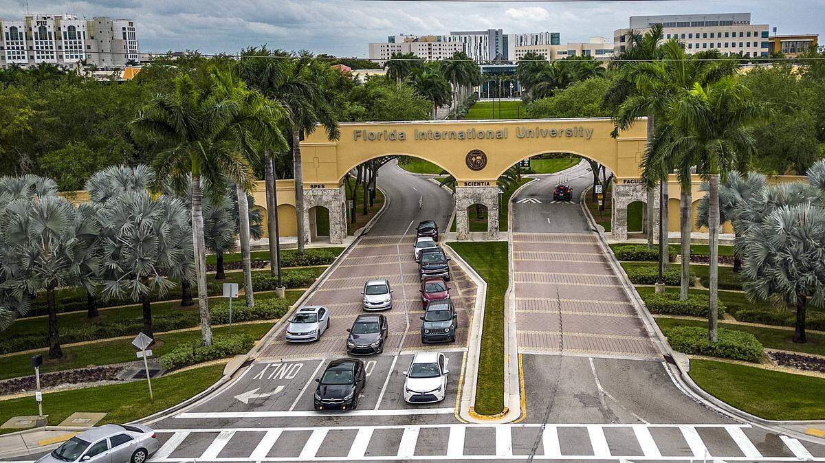 Vista de la entrada principal de la Universidad Internacional de Florida en el campus Modesto Maidique de Miami en marzo de 2023.
