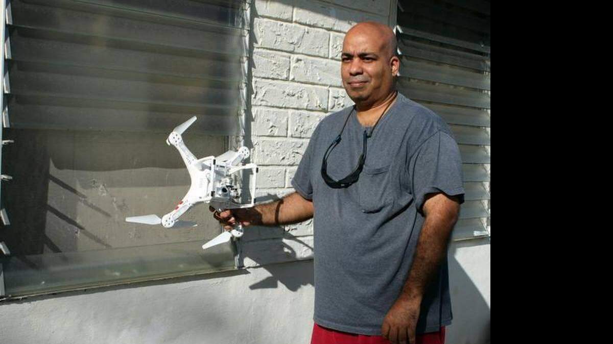 Andrus Baksh sostiene el dron que chocó contra su casa en Hialeah. THEODORE KARANTSALIS/THE MIAMI HERALD