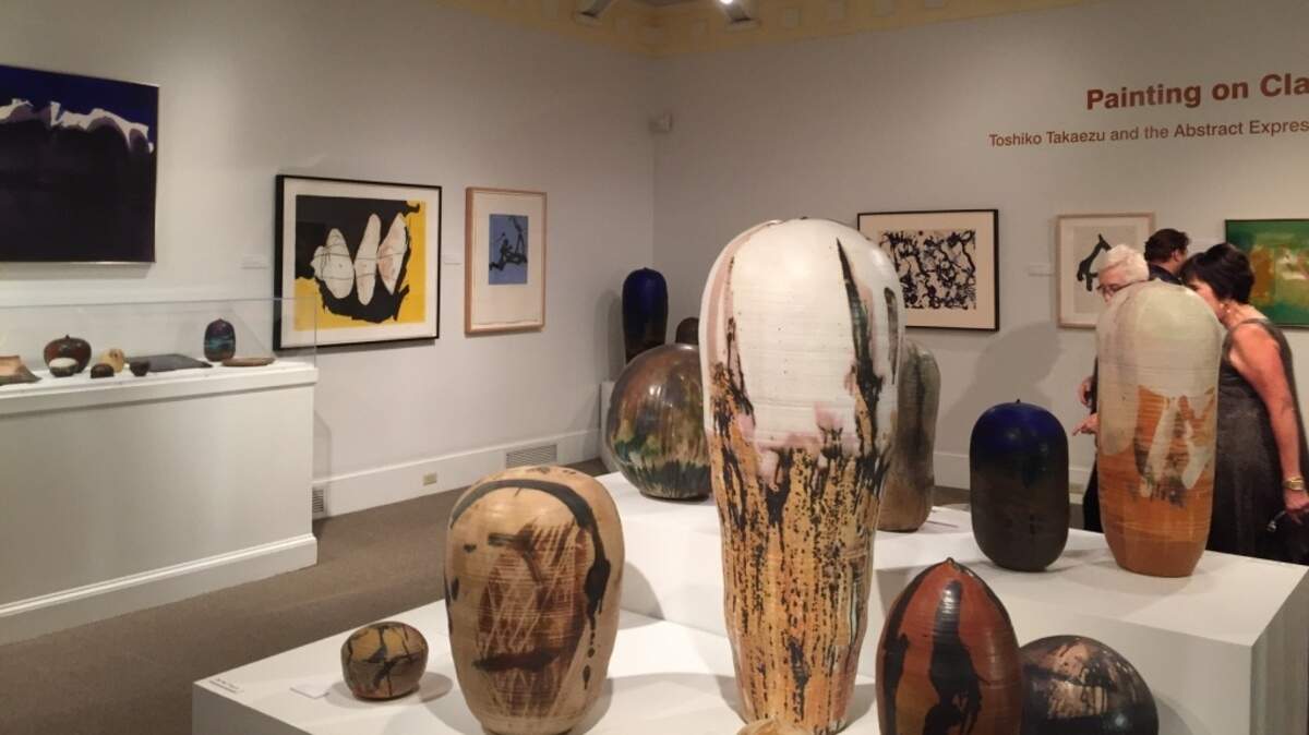 Exposición de Toshiko Takaezu dentro en el marco del expresionismo abstracto en Estados Unidos.