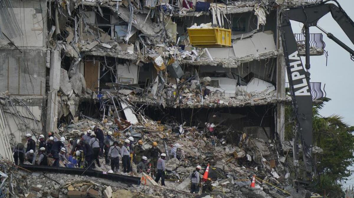 ARCHIVO - El personal de búsqueda y rescate trabaja sobre los escombros en el edificio de condominios Champlain Towers South, donde decenas de personas siguen desaparecidas después de que se derrumbó parcialmente En Surfside, Florida. (Foto AP/Lynne Sladky, archivo)