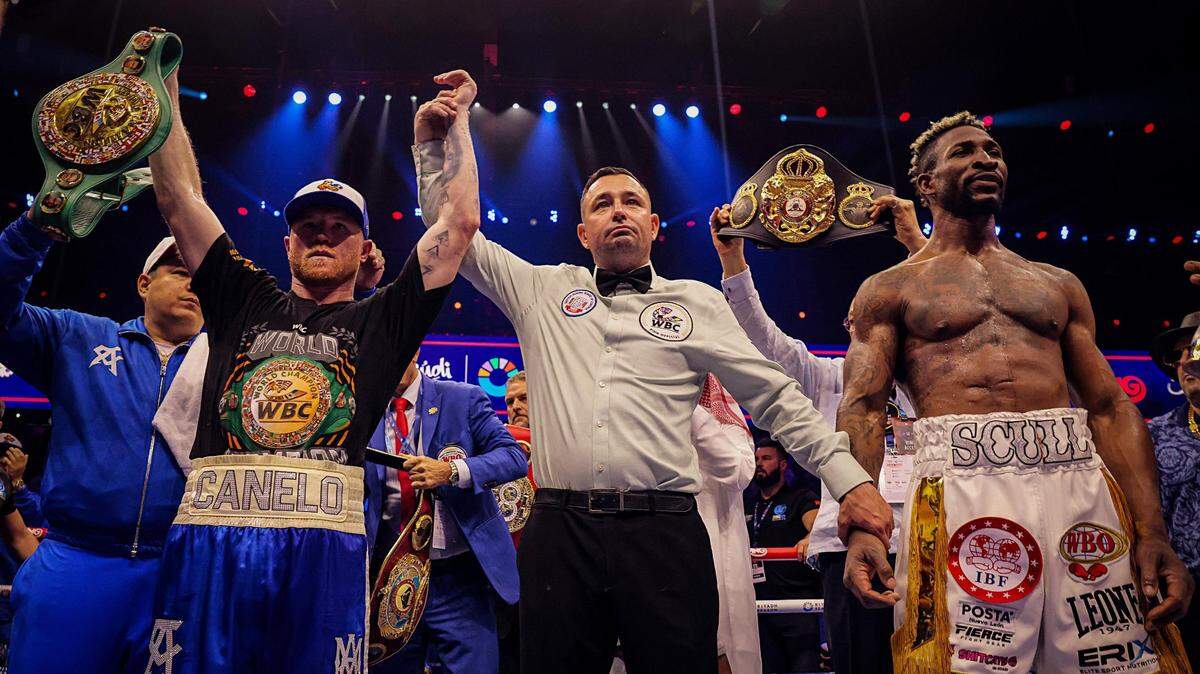William Scull (der.) cayó por decisión unánime ante el mexicano Saúl “Canelo” Álvarez, en la pelea celebrada el 3 de mayo de 2025 en Riad, Arabia Saudita.
