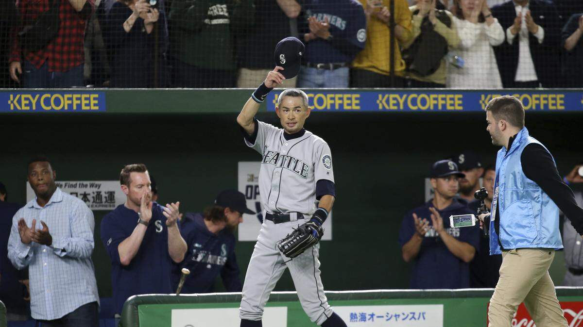 El jardinero de los Marineros Ichiro Suzuki saluda al público en el Tokio Dome, Japón, en su despedida como jugador de Grandes Ligas, el 21 de marzo de 2019.
