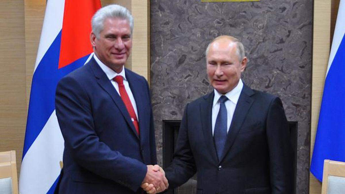 En la imagen de archivo, el gobernante ruso Vladimir Putin recibe en Moscú a su homólogo cubano, durante una visita oficial en octubre de 2019.
