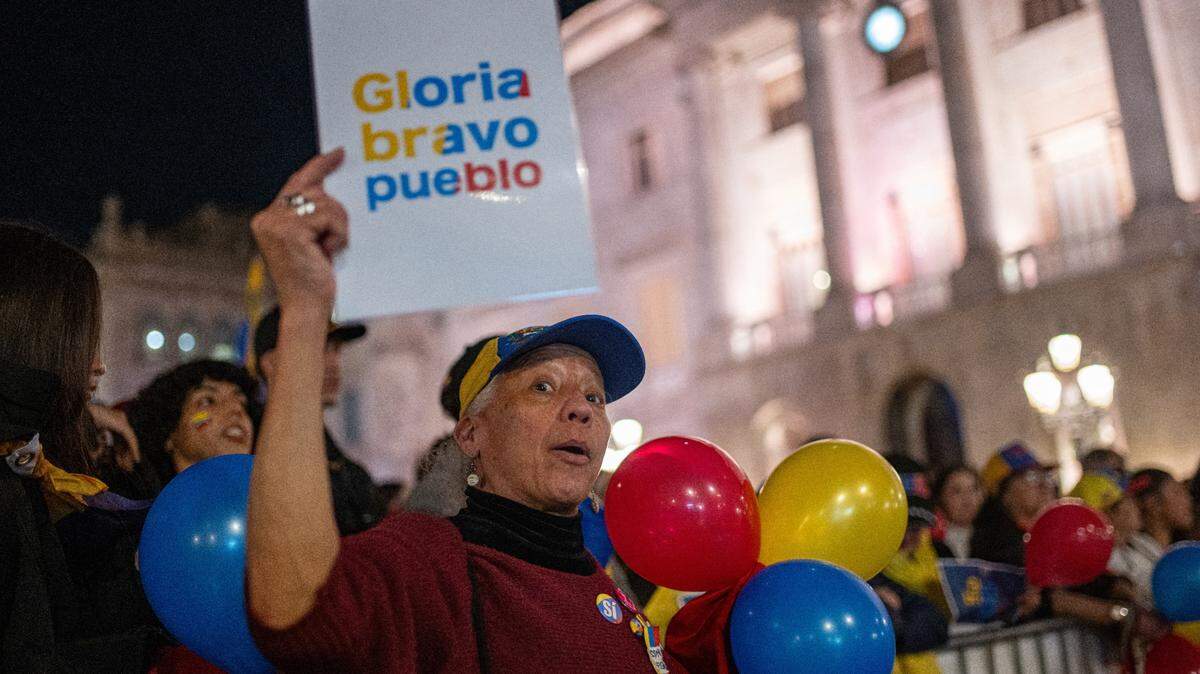 Una mujer se une a cientos de personas que protestan contra la inauguración de Nicolás Maduro como mandatario en Venezuela, el viernes 10 de enero de 2025, en Barcelona, España.