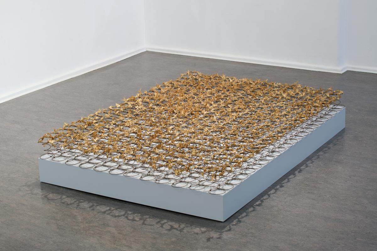 ‘No One Harms Me Unpunished’, 2012, cardo, bronce y acero, 84.5 x 60 x 10 pulgadas.
