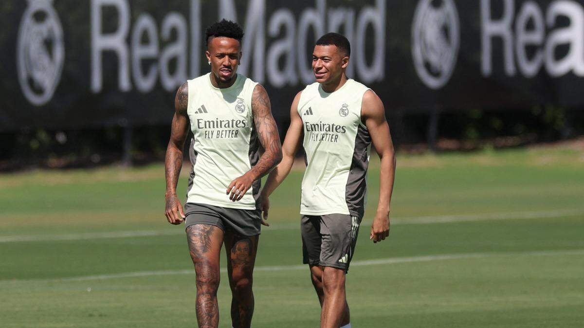 El delantero del Real Madrid Kylian Mbappé (der.) participa en un entrenamiento del Real Madrid el 15 de junio de 2025 en Palm Beach Gardens, Florida. A su lado Eder Militao.