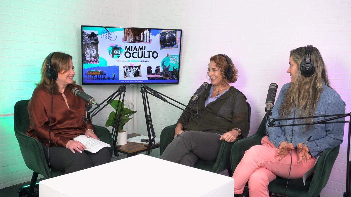 Las periodistas Jessica Serrano (der.) y Sarah Moreno, conductoras del podcast de el Nuevo Herald, Miami Oculto, conversan con una de las invitadas de la segunda temporada, Martha Pantin (izq.), directora de Comunicaciones y Asuntos Públicos de la Ciudad de Coral Gables. Miami Oculto está nominado a Mejor Podcast del Año en el 2023, premios que reconocen los mejores de la industria, los Latin Podcast Awards.