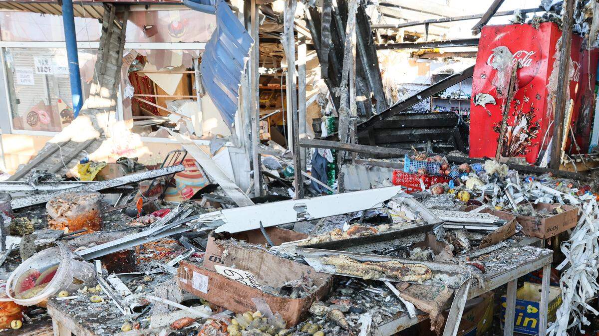 Vista de la destrucción causada por un bombardeo en un mercado de Tekstilshchik, un suburbio de Donetsk, territorio ucraniano ocupado por Rusia, el domingo 21 de enero de 2024.