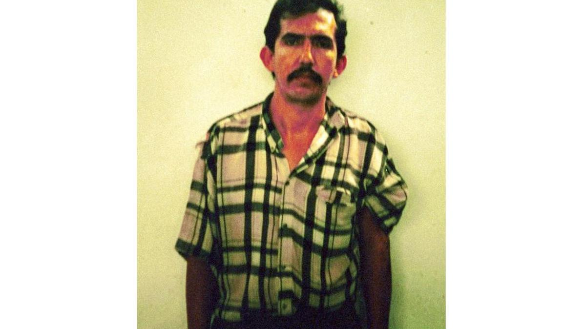 Esta fotografía policial sin fecha publicada por la policía colombiana muestra a Luis Alfredo Garavito, en Bogotá, Colombia. Garavito, un asesino en serie que confesó haber asesinado a más de 190 niños durante la década de 1990, murió el jueves 12 de octubre de 2023 en el hospital donde estaba encarcelado.