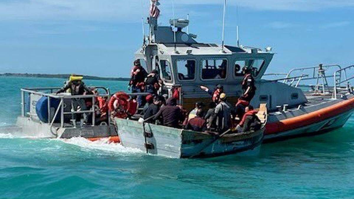 Los migrantes viajaban en una precaria embarcación cuando fueron interceptados por guardacostas de EEUU.