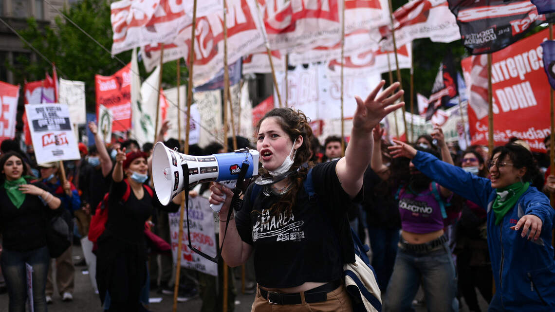 Masiva marcha universitaria contra Milei concluye con incidentes en Argentina