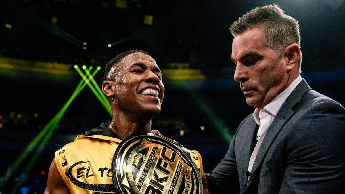 Alberto Blas recibe la faja de campeón de BKFC por parte del presidente de la empresa, David Feldman.