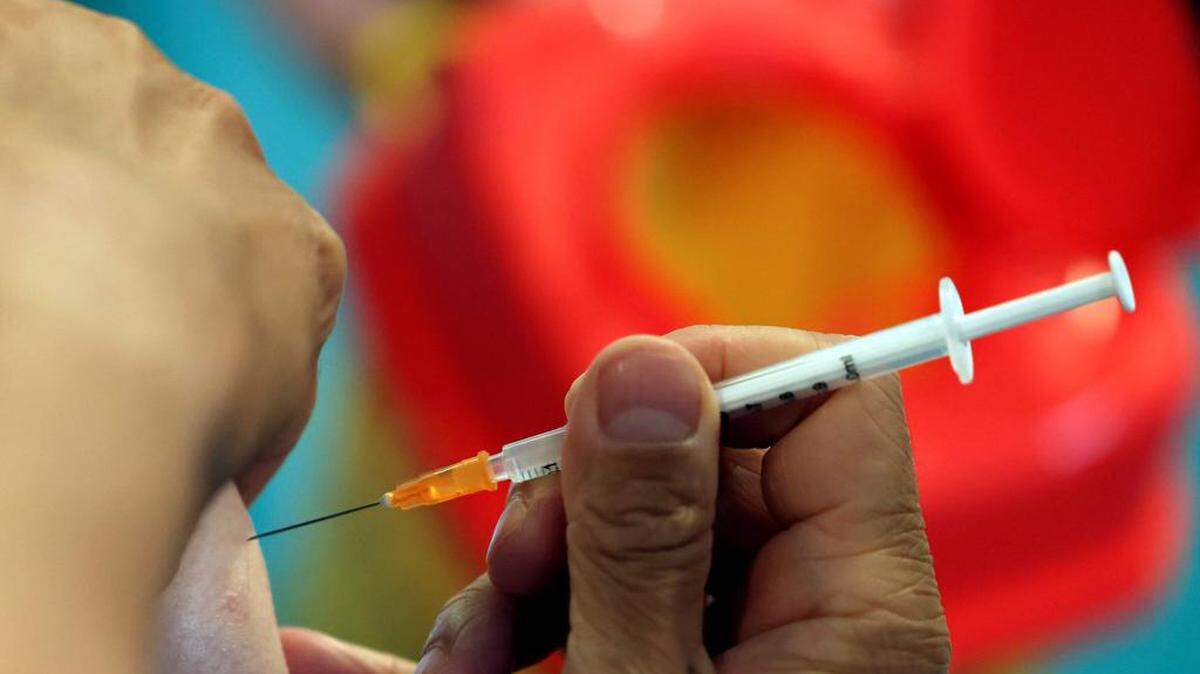 En esta foto de archivo tomada el 13 de septiembre de 2021, un paciente elerly recibe la tercera dosis de la vacuna Pfizer-BioNtech Covid-19 en París.THOMAS COEX / AFP) - Getty Images
