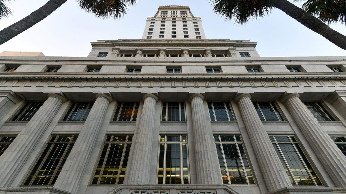 Tribunal del Condado de Miami-Dade, un histórico edificio gubernamental emblemático de Florida.