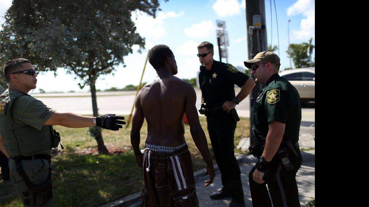Agentes de la policía detienen a un hombre sospechoso de estar bajo la influencia de la droga Flakka el 17 de junio de 2015, en Pompano Beach, Florida.  