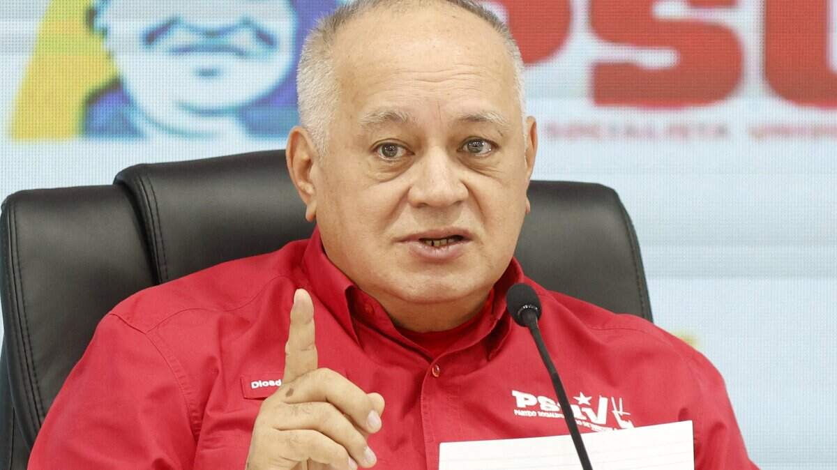 El ministro del Poder Popular para Relaciones Interiores, Justicia y Paz de Venezuela, Diosdado Cabello, habla durante una conferencia de prensa en Caracas el 9 de febrero de 2026.