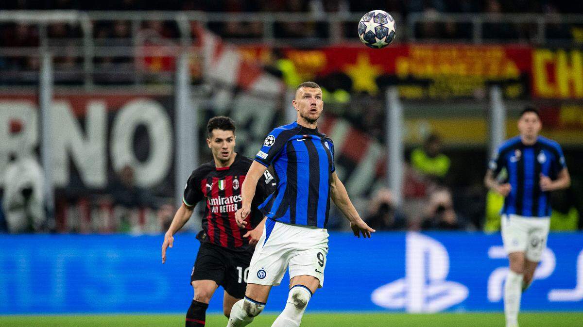 El jugador del Inter Edin Dzeko trata de dominar la pelota ante el Milan en el partido de ida de la Liga de Campeones, celebrado el 10 de mayo de 2023 en Milán, Italia.