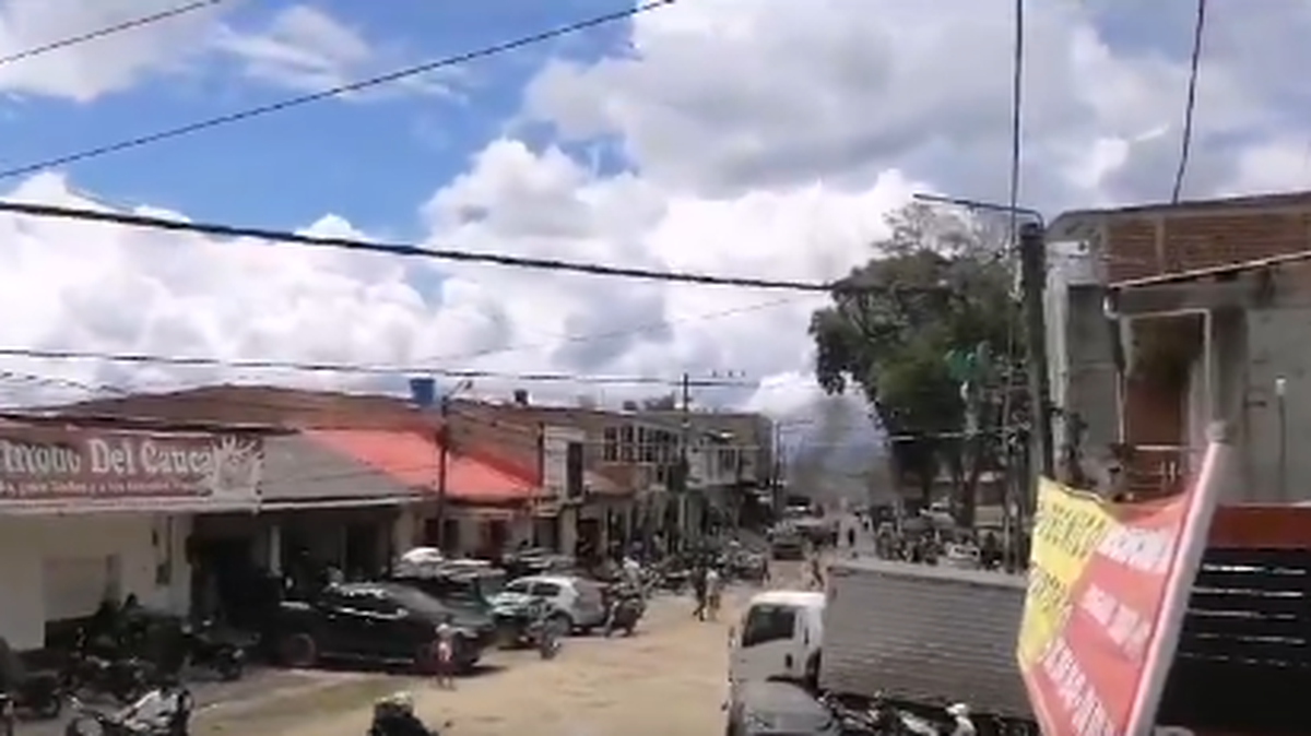 Un ataque con explosivos contra una estación de policía en el suroeste de Colombia provocó este lunes 17 heridos, entre ellos dos policías y tres menores de edad, informaron autoridades locales.