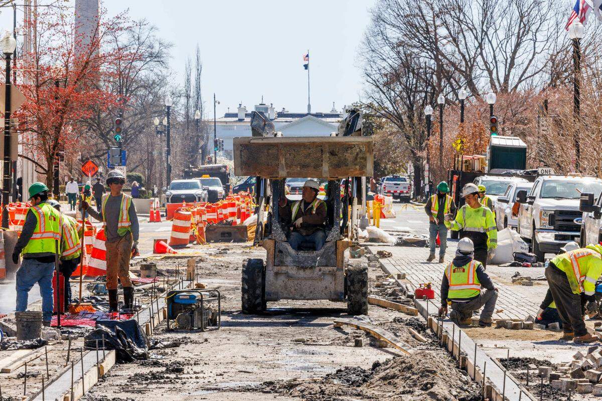 Foto de archivo que muestra a trabajadores quitando y pavimentando las letras de la Plaza “Black Lives Matter” (Las vidas de los negros importan), una sección de 16th Street NW en Washington, DC, el viernes 21 de marzo de 2025. La alcaldesa de DC, Muriel Bowser, cedió a una demanda del gobiernode Trump y los republicanos de eliminar el monumento de 2020, después de amenazar la financiación del Distrito.