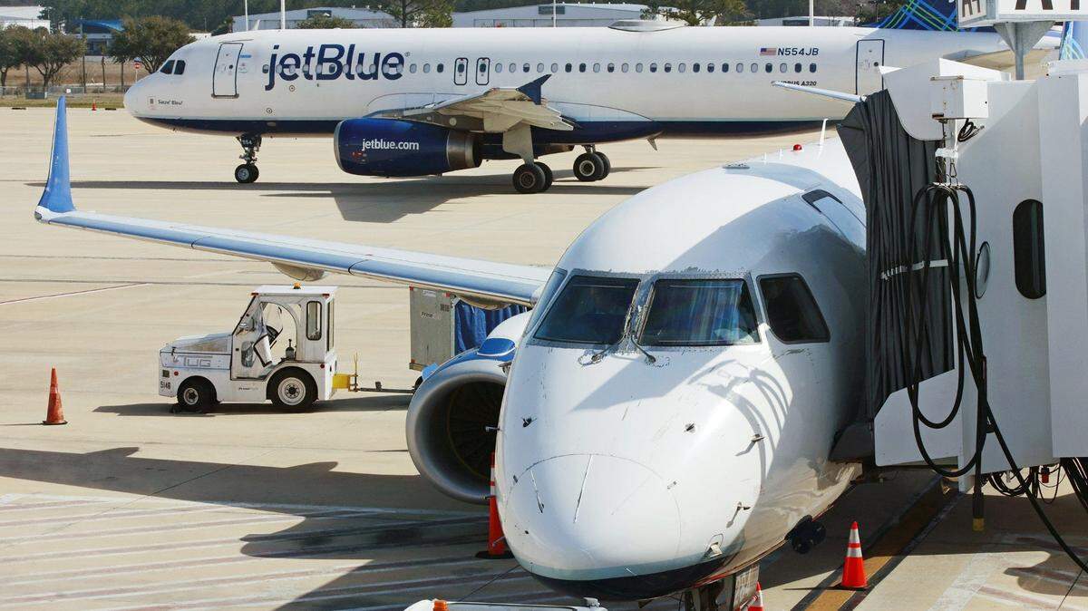 Archivo. Aviones de JetBlue se observan en la puerta A4 del Aeropuerto Internacional de Jacksonville el 15 de febrero de 2022, en Jacksonville.