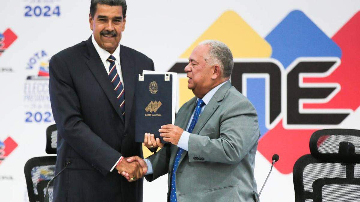 El presidente de Venezuela, Nicolás Maduro (izq.), estrecha la mano de Elvis Amoroso, presidente del Consejo Nacional Electoral, en Caracas, Venezuela, el 29 de julio de 2024.